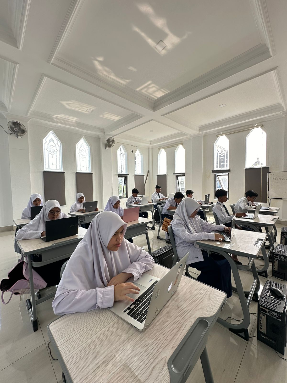 Cara Mengatasi Kecanduan Gadget melalui Lingkungan Belajar yang Terstruktur